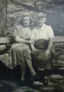 (21) Lizka z prababcią 1951 Toruń