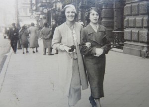 (6) Babcia z koleżanką w Toruniu przed wojną